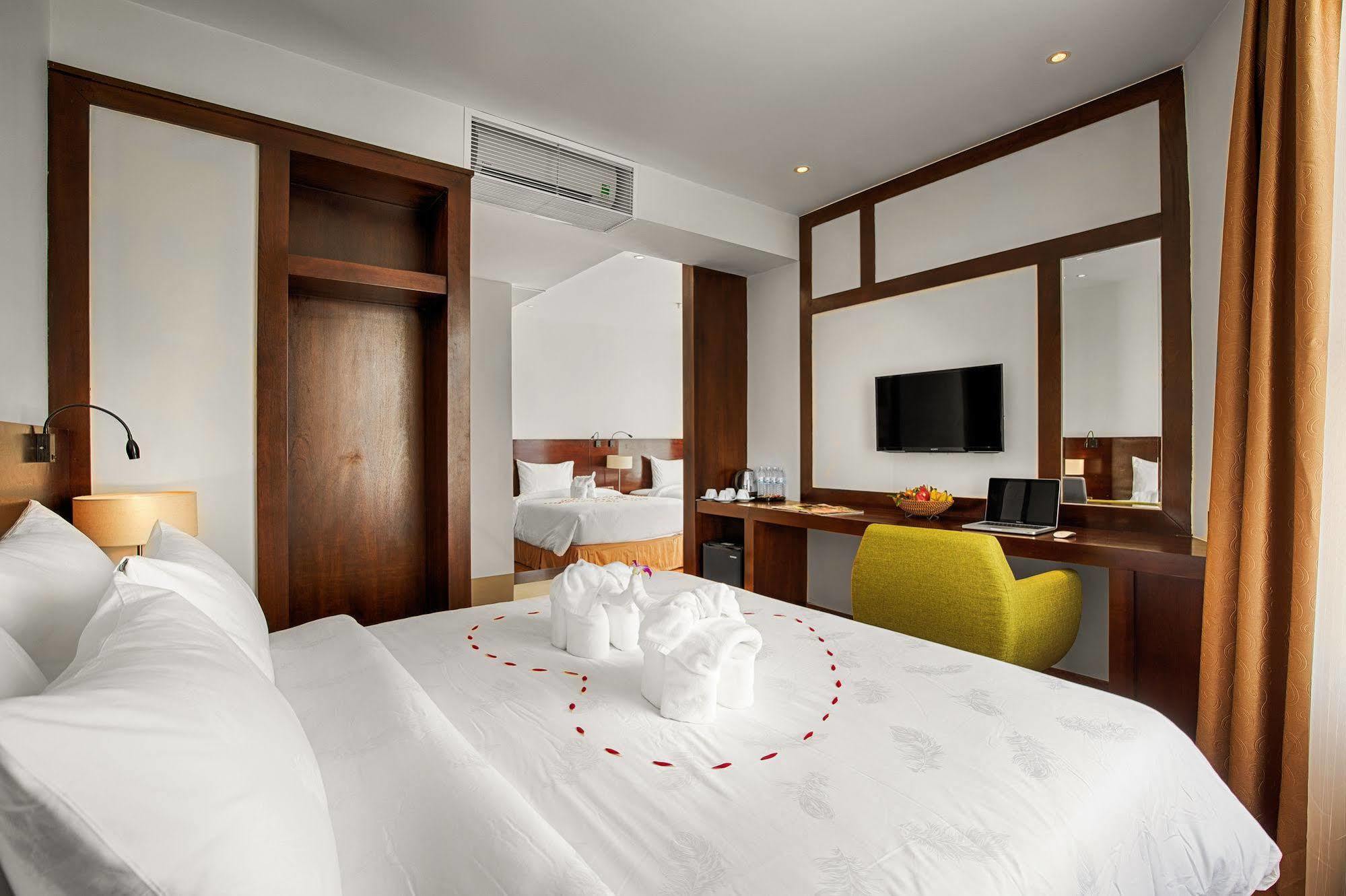 Sofia Suite Hotel Danang Bagian luar foto