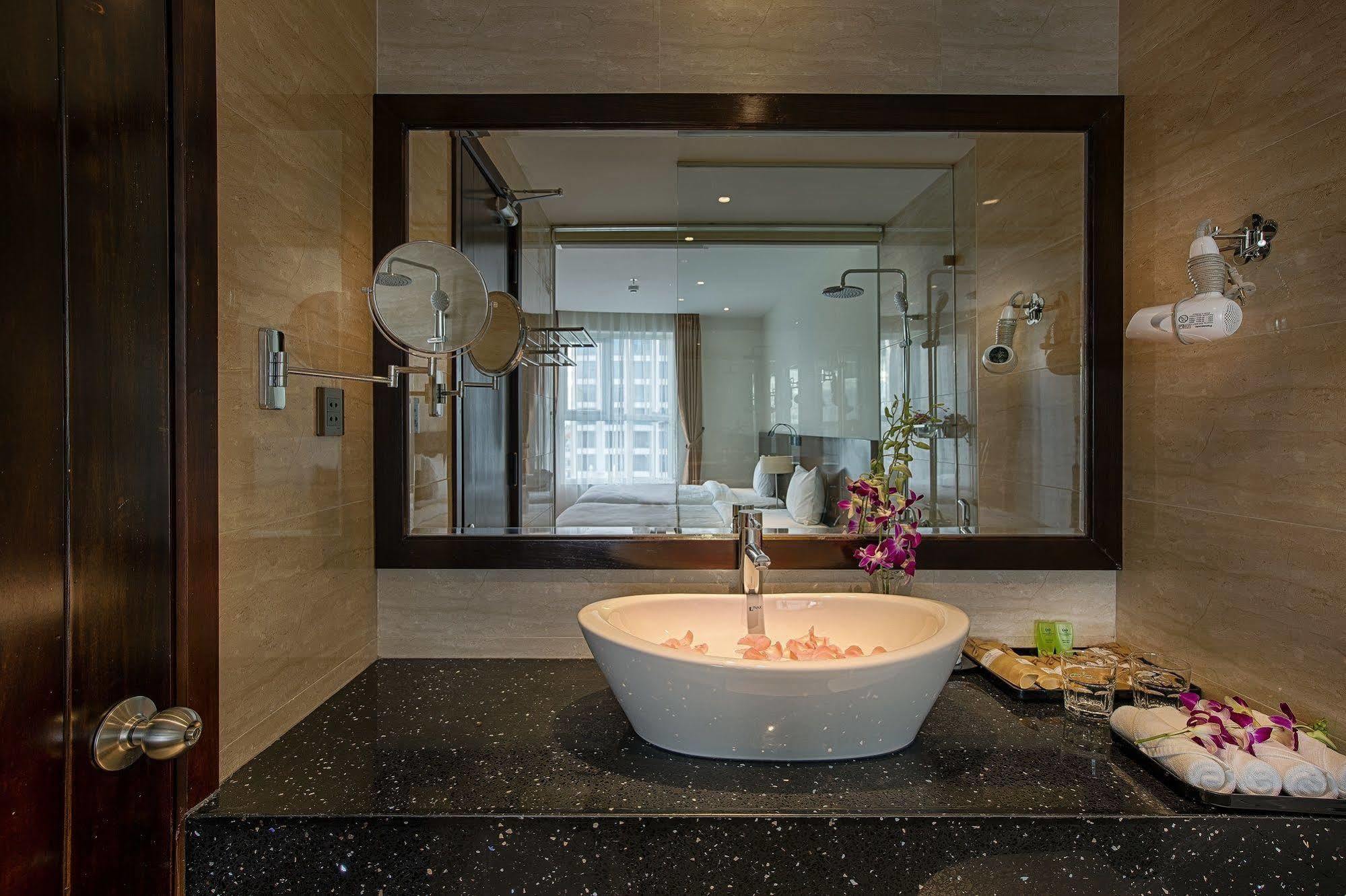 Sofia Suite Hotel Danang Bagian luar foto
